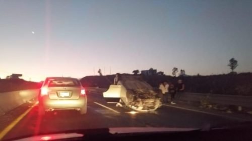 Al momento hay un auto volcado en la México Cuautla