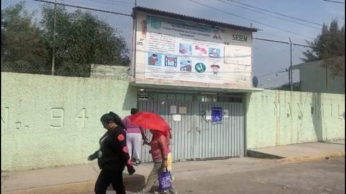 Joven armado es asegurado a la entrada de una secundaria en Tecámac