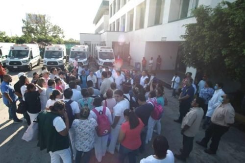 Personal de clínica del IMSS en Monclova protesta tras muerte de médico