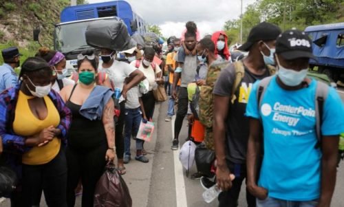 Caravana migrante se alista para entrar a México.