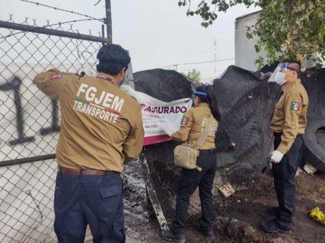 Policías recuperan tráiler cargado de cervezas.