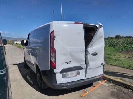 Recuperan camioneta robada que transportaba paquetes de cigarros.