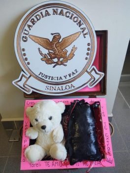 Resguardan oso de peluche y dulces que ocultaban más de un kilo de crystal.