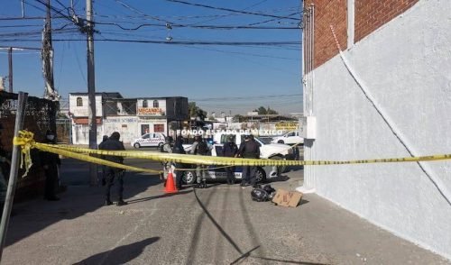 Encuentran dos cuerpos embolsados con mensaje intimidante