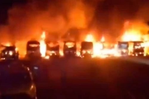 Incendio consume 11 camiones de pasajeros en San Felipe del Progreso, Edoméx