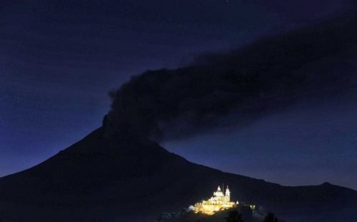 Popocatépetl registra 56 exhalaciones y caída de ceniza