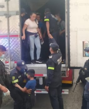 Rescatan a 47 migrantes que eran transportados en la caja de un tráiler