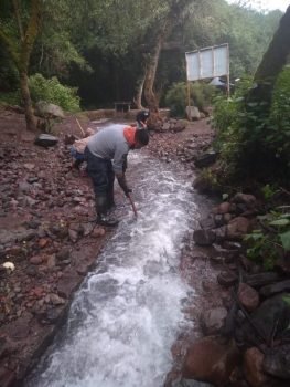 Realizan trabajos de limpieza en la cañada de Cosamala en Tlalmanalco