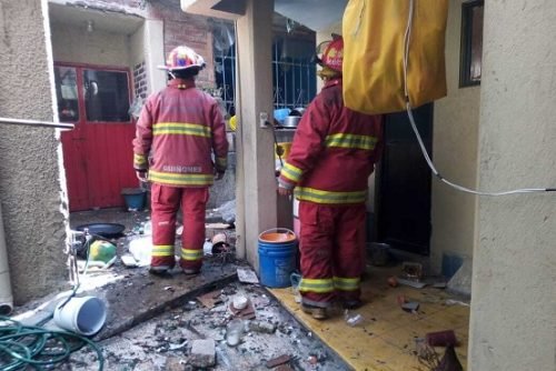 Reportan una persona lesionada tras explosión al interior de un domicilio en Tultepec