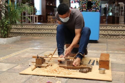 Misael Alonso crea bellas artesanías en el torno de violín