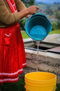 Recolectan agua de lluvia en beneficio de pueblos originarios del Edoméx