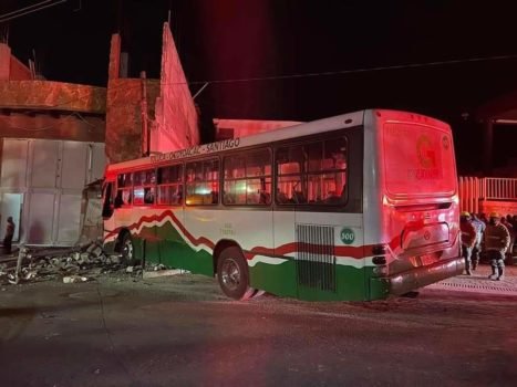 Al menos 40 heridos al chocar autobús en el #Edomex