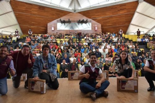 Entregan laptops a estudiantes de destacados de Nezahualcóyotl  