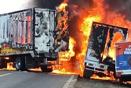 Normalistas de Michoacán incendian camionetas en carretera