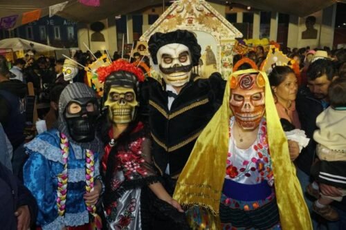 Instala Huixquilucan tradicionales ofrendas de día de muertos