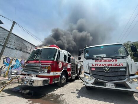 Bomberos de Ecatepec laboran para sofocar incendio en fábrica de pinturas; no se reportan lesionados