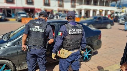 En operativo policíaco retiran polarizado de vidrios de autos y camionetas en Amecameca