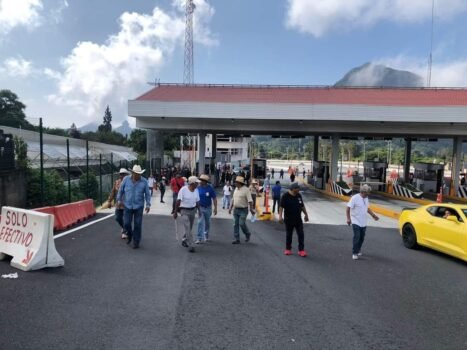 Habitantes de Tepoztlán bloquean la autopista México-Cuernavaca en protesta por incumplimientos de la SICT