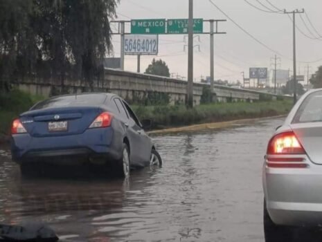 Precaución: Bache en Tollocan puede causar accidentes