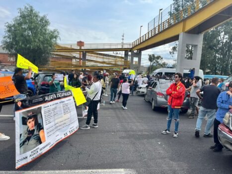 Familiares de joven desaparecido bloquean la autopista México-Puebla exigiendo justicia