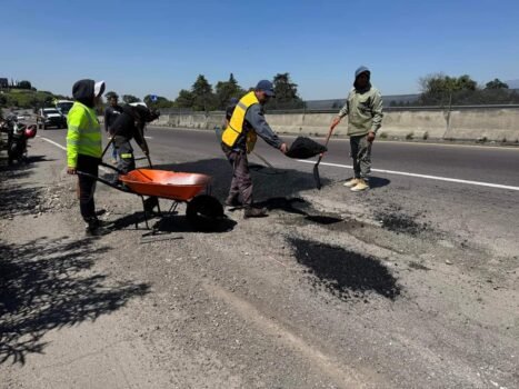 Municipios mexiquenses intervienen en el bacheo de la carretera federal México-Cuautla ante falta de acción del gobierno federal