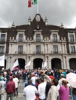 Trabajadores de la educación del Estado de México protestan por supuesta simulación en elección sindical