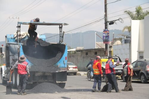 Ivette Topete refuerza compromiso con el bacheo en calles de Amecameca