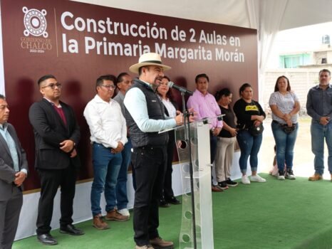 Inauguración de dos aulas en la primaria Margarita Morán por el presidente municipal de Chalco