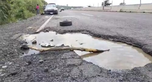 Baches en la carretera México-Cuautla generan accidentes, daños vehiculares y pérdidas económicas