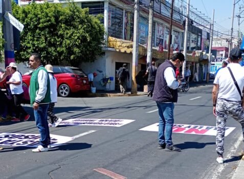 Bloquean vialidad comerciantes en Neza, denuncian extorsiones por parte de malos servidores públicos