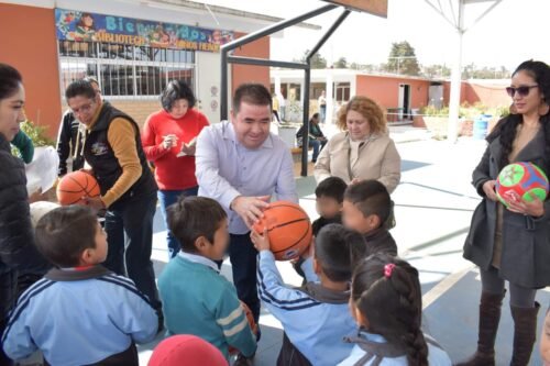 Entregan juguetes por el Día de Reyes en escuelas de Tenango del Aire