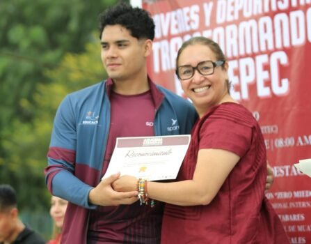 Texcoco, Estado de México. La presidenta municipal de Texcoco, Elizabeth Guadalupe Terrazas Ramírez, destacó las importantes obras realizadas en colaboración con la gobernadora del Estado de México, Delfina Gómez Álvarez, durante un evento en el que se entregaron los proyectos de mejoramiento del andador Nicolás Bravo y el Pasaje Catedral.En su discurso, Terrazas Ramírez expresó su gratitud hacia Gómez Álvarez por el apoyo brindado al municipio, mencionando que estas obras, junto con la modernización del alumbrado en el Jardín Municipal, fortalecen la calidad de vida de los texcocanos y embellecen los espacios públicos. «Este alumbrado luce maravilloso por las noches, engrandece lo que merecen nuestros ciudadanos», afirmó.La presidenta municipal también reconoció el impacto de otras iniciativas conjuntas con el gobierno estatal, como la rehabilitación de la carretera que conecta el Panteón Municipal con Tlaminca, con una inversión estatal de casi 20 millones de pesos y una aportación municipal de más de seis millones. Asimismo, mencionó proyectos futuros, como la mejora de la vialidad en Coatlinchán, que se está analizando con apoyo del circuito exterior mexiquense, la Secretaría de Movilidad y la SEDATU.Además, resaltó los 42 millones de pesos adicionales que el gobierno estatal destinó para el mejoramiento de escuelas en Texcoco, así como los avances en infraestructura urbana en calles como Nezahualcóyotl, Allende, Morelos y Mina, donde las obras incluyeron drenaje, redes de agua y pavimentación.«Texcoco es un municipio donde se vive bien, y con la maestra Delfina como gobernadora, viviremos mejor», concluyó Terrazas Ramírez, agradeciendo a su equipo de trabajo, a los ciudadanos y a las autoridades auxiliares por su colaboración para lograr estos resultados.El evento contó con la presencia de funcionarios estatales, diputados locales y vecinos beneficiados, quienes celebraron los avances en el municipio y refrendaron su compromiso para seguir trabajando de manera coordinada.