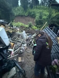PC y Policía brindan auxilio tras desgaje de cerro en Santiago Cuauhtenco, Amecameca