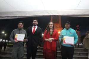 La alcaldesa Ivette Topete recibe el Fuego Simbólico de los grupos de rescate de la Región Volcanes
