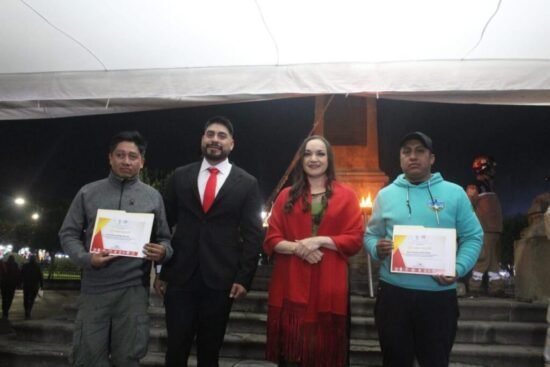 La alcaldesa Ivette Topete recibe el Fuego Simbólico de los grupos de rescate de la Región Volcanes