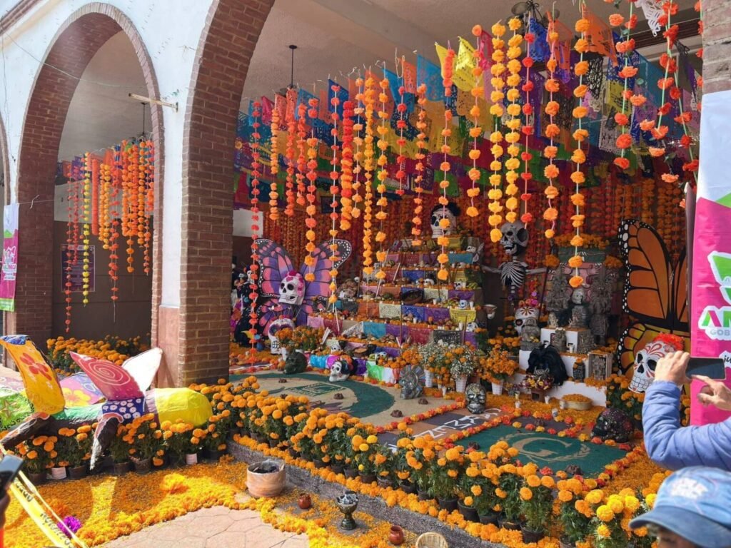 El Gobierno de Amecameca Inaugura la Ofrenda Monumental en los Arcos de la Presidencia Municipal