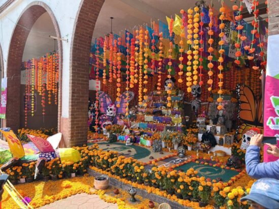 El Gobierno de Amecameca Inaugura la Ofrenda Monumental en los Arcos de la Presidencia Municipal