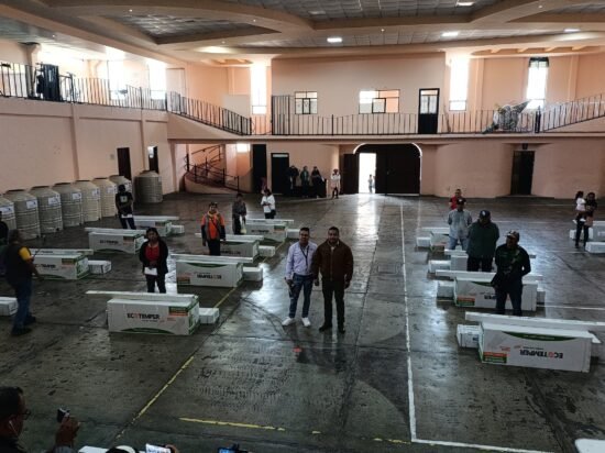 Ayapango impulsa el bienestar con entrega de tinacos y calentadores solares