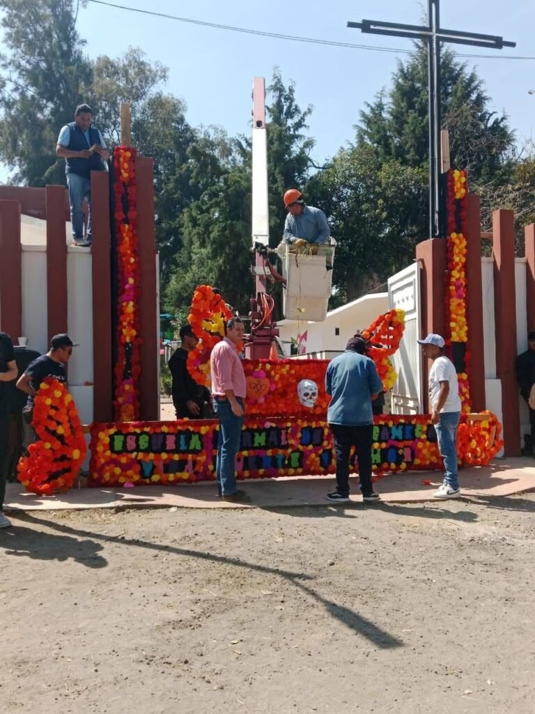 Panteón El Castillo estrena magnífico arco de acceso, obra realizada por alumnos de la Escuela Normal de Amecameca
