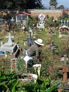 El Gobierno de Amecameca asegura el respeto a la memoria con limpieza en el panteón de Santa Rosa