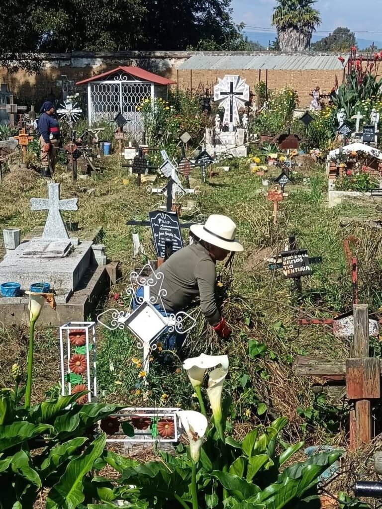 El Gobierno de Amecameca asegura el respeto a la memoria con limpieza en el panteón de Santa Rosa