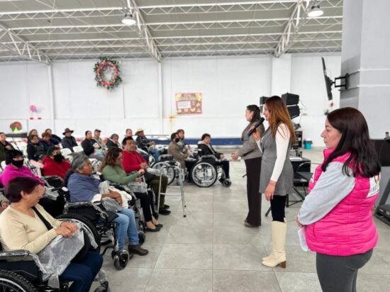 LA ALCALDESA DRA. IVETTE TOPETE GARCÍA ENTREGA APOYOS SUBSIDIADOS PARA FORTALECER LA ECONOMÍA DE LOS AMECAMEQUENSES
