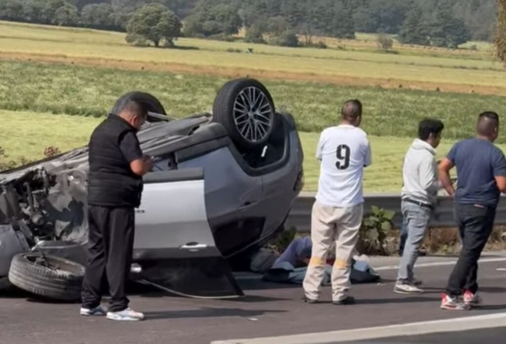 Protección Civil y Bomberos de Amecameca atiende con rapidez volcadura vehicular en el Puente de Santo Tomás