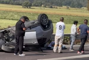 Protección Civil y Bomberos de Amecameca atiende con rapidez volcadura vehicular en el Puente de Santo Tomás