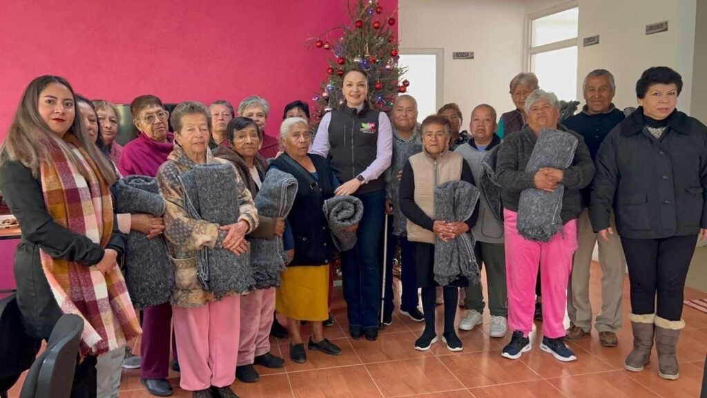 Inicia alcaldesa Ivette Topete gira por delegaciones; entrega cobijas y comparte Rosca de Reyes con adultos mayores