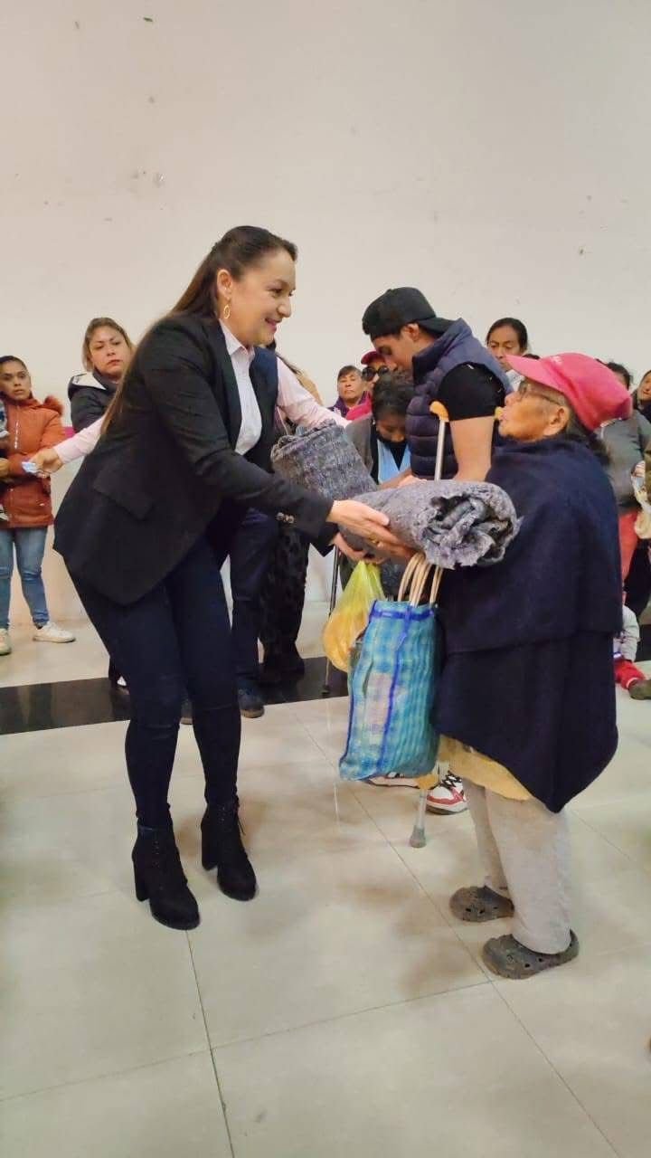 Nadie se quedará sin su cobija: alcaldesa Ivette Topete refuerza la protección invernal en Amecameca