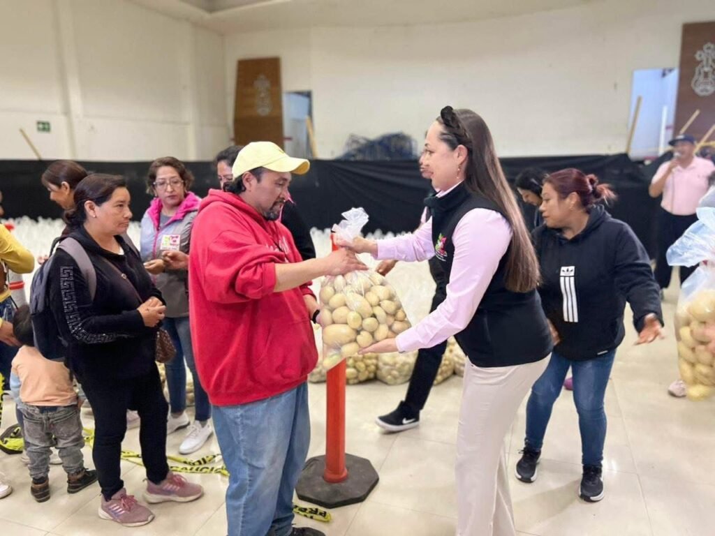 Éxito en jornada de apoyo alimentario: alcaldesa Ivette Topete entrega 10 mil kilos de papa en Amecameca