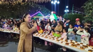 Fortalece Ivette Topete la unidad familiar con la tradicional Rosca Monumental en el kiosco de Amecameca