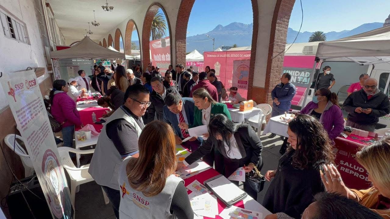 Alcaldesa Ivette Topete acerca servicios de salud gratuitos a familias de Amecameca