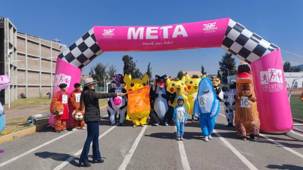 Espectacular carrera de botargas marca el inicio del segundo día del Festival del Taco y el Asado en Amecameca